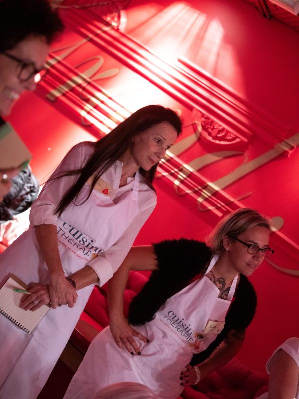 Découvrez la cuisine thérapie avec Catherine Guillot, une expérience sensorielle pour savourer le bien-être à chaque bouchée.