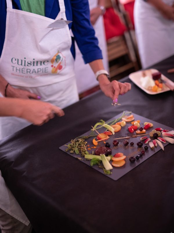Rencontrez Catherine Guillot, maître en cuisine thérapie, transformant les repas en une guérison délicieuse pour le corps et l'esprit.